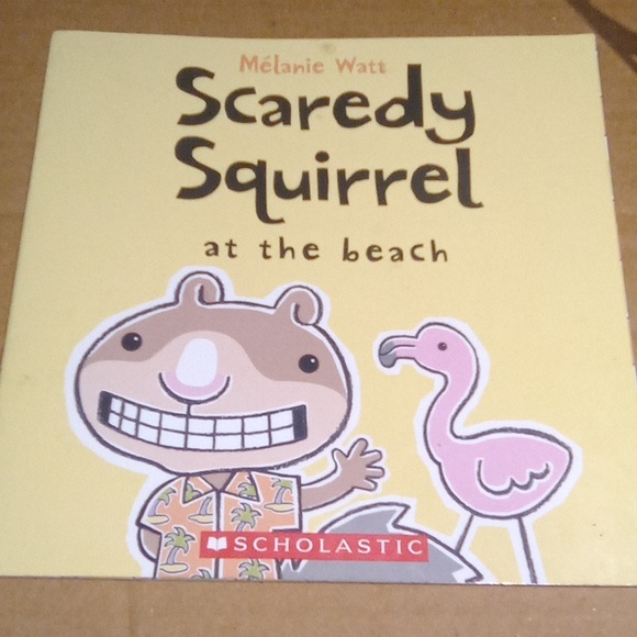 Scholastic Scaredy Squirrel at the beach 16/pgs - Picture 2 of 9